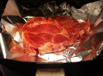 step3: 豬肉從雪櫃攞出來回溫一會兒，用190度預熱氣炸鍋5分鐘，底盤需掃油或用錫紙，將豬肉表面醬汁盡量掃清，剩餘的醬汁加1湯匙麥芽糖攪勻，預設時間30分鐘，先焗15分鐘，反轉再焗15分鐘。