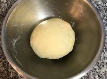 step3: 用手揉整成表面粗粗的<span class="group_2">麵糰</span>，用保鮮膜包好，靜置10分鐘，這樣<span class="group_2">麵糰</span>會更好揉。