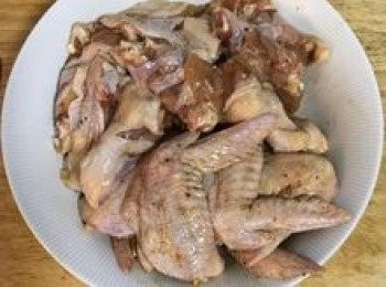 step4: 用<span class="group_2">醃料</span>將雞翅和小雞腿抓醃後靜置15分鐘。