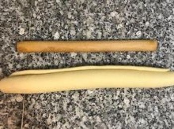 step11: 將麵片捲起成圓柱狀（像做饅頭ㄧ樣）。