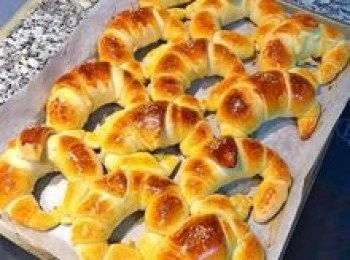 step22: 10分鐘到後，取出麵包，塗上溶成液體的無鹽奶油，再回烤箱烤5-7分鐘直到完全上色。