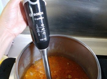 step6: 將攪拌器置在湯中，直至整體變成柔滑的狀態。。