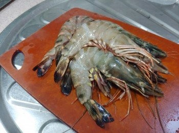 step1: 將蝦洗淨; 切去頭部， 抽出蝦腸及脫殼（留最尾一節及蝦尾殼）徹底吸乾水分備用