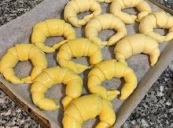 step20: 時間到後，取出烤盤，烤箱預熱到170度；並將<span class="group_3">蛋黃液</span>均勻塗在牛角麵包上；