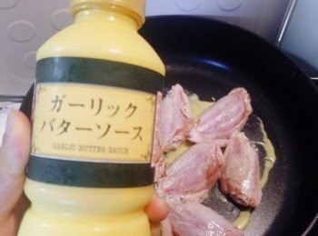 step2: 下約一湯匙Kenko蒜蓉牛油汁將<a href="https://bit.ly/3zHU5V3" target="_blank" data-keyword="雞翼" class="guide-link"><strong>雞翼</strong></a> <span style="display:inline-block;vertical-align:middle;margin-top:-3px;color:initial;border-radius:3px;padding:2px 3px;font-size:12px;line-height:14px;background:#87d300;color:#fff;">即買</span> 煎至七成熟，如沒有Kenko蒜蓉牛油汁，可改用一湯匙油將<a href="https://bit.ly/3zHU5V3" target="_blank" data-keyword="雞翼" class="guide-link"><strong>雞翼</strong></a> <span style="display:inline-block;vertical-align:middle;margin-top:-3px;color:initial;border-radius:3px;padding:2px 3px;font-size:12px;line-height:14px;background:#87d300;color:#fff;">即買</span> 煎便可。