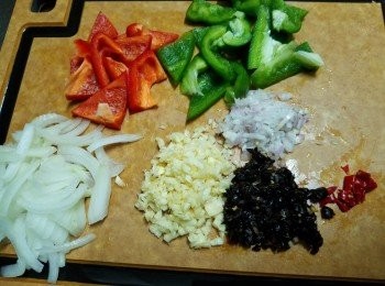 step2: 干蔥頭、蒜頭及豆豉分別洗淨切碎，指天椒切幼； 青紅椒洗淨去頭去籽，隨意切粗塊;洋蔥切絲