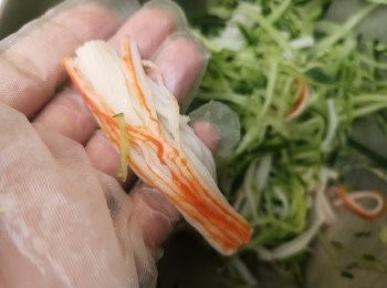 step1: 蟹柳先汆水或浸熱水僻雪味，之後拆絲備用。青瓜切絲，隔去青瓜水份，將蟹柳和青瓜絲混合，放入雪櫃冷藏，臨食前發現盒中有水份，請把水份倒出，再加入沙律醬和部份蟹籽撈勻。