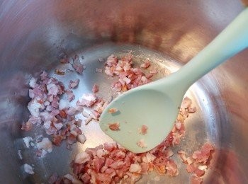 step2: 我直接用高壓煲，先放入煙肉炒香至油脂釋出, 表面焦香。