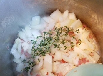 step3: 再加入蒜粒、洋蔥和百里香，中小火拌翻炒至洋蔥略變軟。