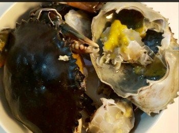 step1: 首先將蟹蓋打開，去除蟹身的腮部，揻走蟹蓋內的胃部，洗淨後，抹亁水份加少許生粉把它拌勻。