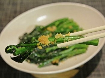 step4: 再加入另一半薑酒糖汁，然後用大火炒勻，上碟
