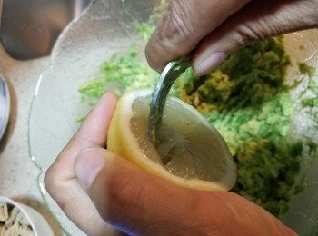step4: 加入半個檸檬汁拌勻(檸檬汁可預防牛油果變黑)