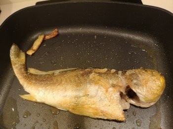step2: 煮前清洗鹽份索乾水份，撲上粟粉，先用油爆香薑片，慢慢煎脆魚表面。（魚不要翻來翻去，煎脆一面先翻魚。）