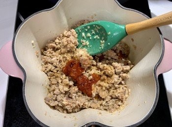 step5: 加入豆瓣醬炒混。