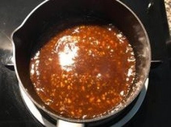 step7: 加入其它調味料拌勻煮滾，請記得試味道調整出自己喜歡的酸辣度喔～