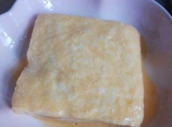 step3: 將方包全方位沾上蛋漿。