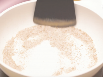 step1: 將鹽, 白胡椒粉和五香粉以小火炒出香味備用
Stir salt, ground white pepper and fice spice powder with small fire for use