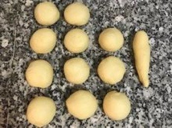 step13: 壓扁後滾成圓型，並照順序排好；12顆都滾圓後，取第一顆滾成水滴狀；