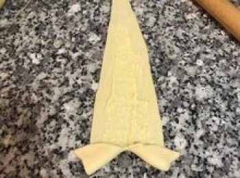 step17: 將切口處往兩邊拉開，由下往上密實的捲起，