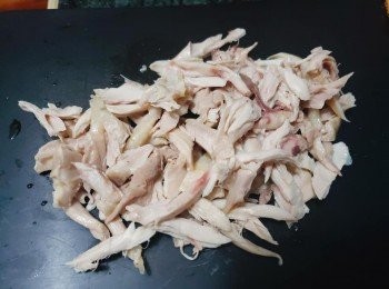 step3: 去皮,撕成雞絲備用。