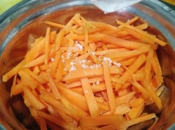 step3: 紅蘿蔔放少許鹽混合，等待20分鐘後再處理