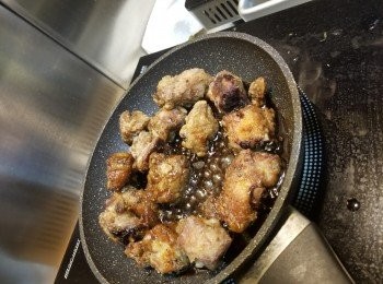 step6: 再將氣炸好的排骨加入拌勻即可熄火