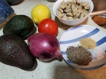 step1: 預備好所有材料:紫洋蔥及蕃茄切碎粒備用