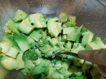 step3: 再將牛油果起肉切粒,再用义壓蓉