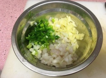 step2: 薑、蔥、亁蔥切成茸，然後加上適量油及適量鹽攪勻，煮熟備用