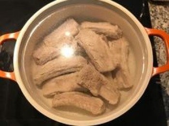 step5: 取湯鍋放入洗淨的排骨並加入7分滿的水，