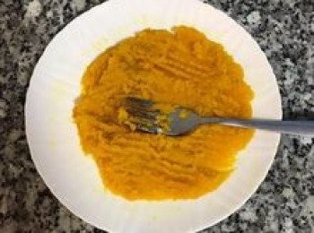 step2: 南瓜微波或蒸鬆軟後，趁熱壓成泥；