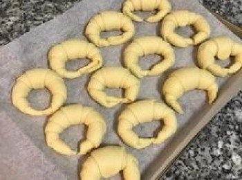 step19: 全部橄好後，放入未開火的烤箱中發酵30分鐘；並趁空擋將蛋黃與水拌勻，做成<span class="group_3">蛋黃液</span>。並將等ㄧ下要塗麵包的奶油微波20秒至溶化