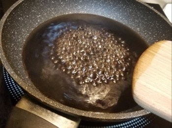 step4: 再煮<span class="group_3">黑醋汁</span>:將30g意大利黑醋,砂糖30g,水30g煮滾,煮至略為杰身