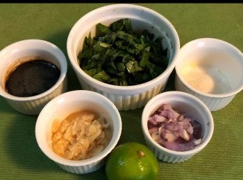 step2: 熱鍋加入少許油爆香紅乾蔥、蒜蓉，然後放入 Omnipork® 新豬肉一起炒，再放入青檸汁，糖，胡椒粉和生抽，炒至略收乾後，然後加入九層塔碎葉，和紅椒碎攪勻、調味。