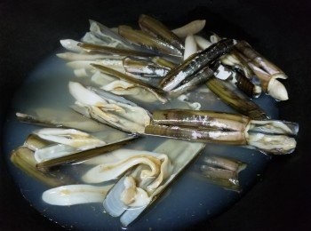 step3: 聖子事先叫魚檔姐姐帮手介開一半，清洗去每隻聖子沙腸後再洗淨，鍋加入適量水煮滚，落聖子後即熄火，撈起冲凍水再去雜質，瀝乾水备用