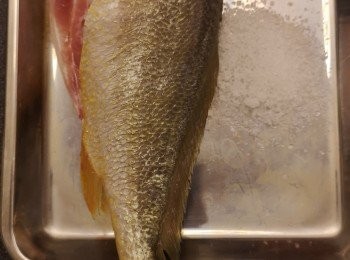 step1: 魚清洗乾淨索乾水份，魚內外搽上粗鹽，放入雪櫃雪最少6小時, 最好早上醃晚上煮。