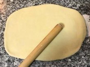 step6: 工作檯和<span class="group_2">麵糰</span>上都撒少許高筋麵粉，用橄麵棍壓橄成片（麵的表面會越橄越平整喔～）；