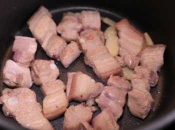 step1: 爆香蒜片後五花腩兩邊煎香再讚紹興酒