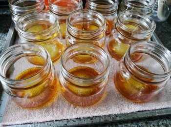 step1: 先將砂糖放入厚底鍋加水煮成<span class="group_1">焦糖</span>色關火後沖熱水進去將變成<span class="group_1">焦糖</span>水後平均分入玻璃瓶底（200ml/10個）