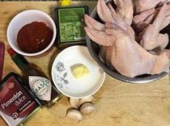 step1: 雞翅洗淨瀝乾，蒜頭切末；
市售辣椒醬是像蕃茄醬那種喔～