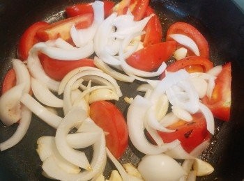 step4: 原鑊下蕃茄和少許糖先炒至蕃茄略軟身，再加入洋蔥和蒜粒續炒至有香氣。