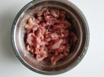 step4: 豬肉以少許鹽糖及豉油調味，備用