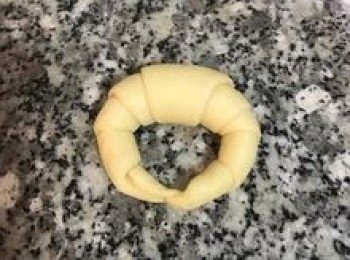 step18: 並將兩邊略搓成尖角，並向內彎成牛角狀。放在鋪了烘焙紙的烤盤上。