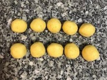 step6: 秤重後分成10份，每份約37g；並搓成圓型。