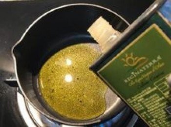 step5: 醃漬時先煮<span class="group_3">辣醬</span>；小鍋中倒入優質鮮榨橄欖油，