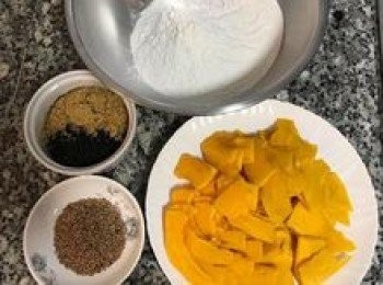 step1: 南瓜去皮洗淨切薄片，用保鮮膜包起來微波6分鐘或者蒸15分鐘到南瓜鬆軟；黑芝麻打成粉拌入棕櫚糖或二砂。