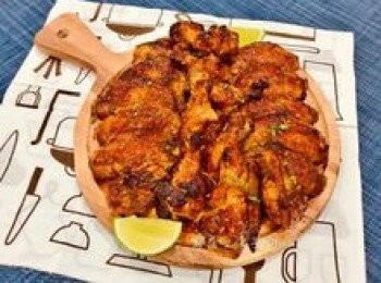 step14: 擺盤後放上檸檬，在上頭撒點檸檬皮增香去膩；倒上小酒，請享用。