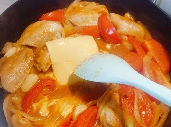 step7: 最後加入芝士片煮至融和便可上碟，可隨意撒上黑椒碎。