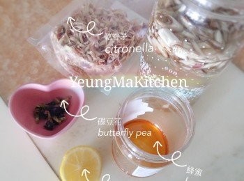 step5: 碟豆花香茅檸檬飲 : 先將乾碟豆花和乾香茅用熱水沖一沖洗備用，再用半杯熱水沖泡，另用半杯温水(40-60度)沖開適量蜂蜜，再加入已沖泡的半杯碟豆花和香茅便成。