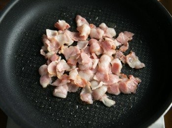 step8: 同時另外熱鍋，將培根下鍋炒出香氣、油脂。